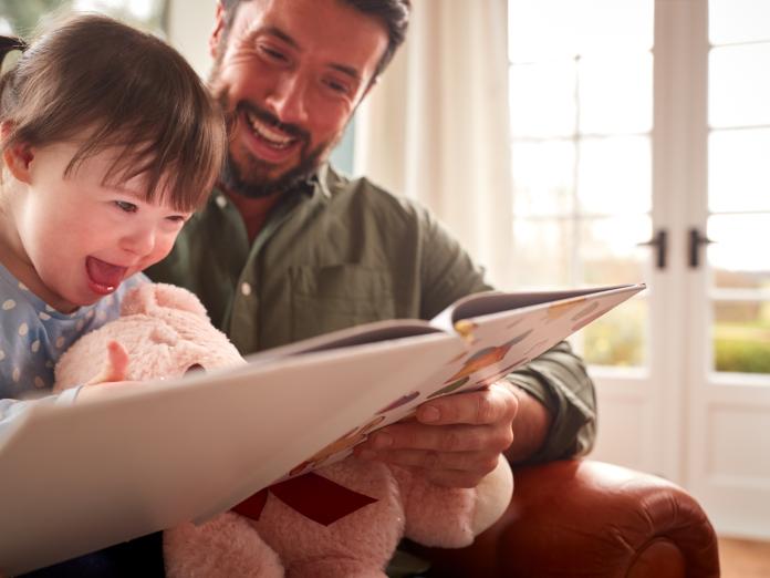 Far og barn læser sammen